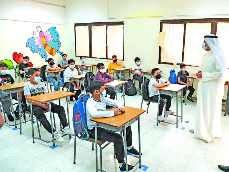 جانب من شرح المعلم في احد الفصول الدراسية 