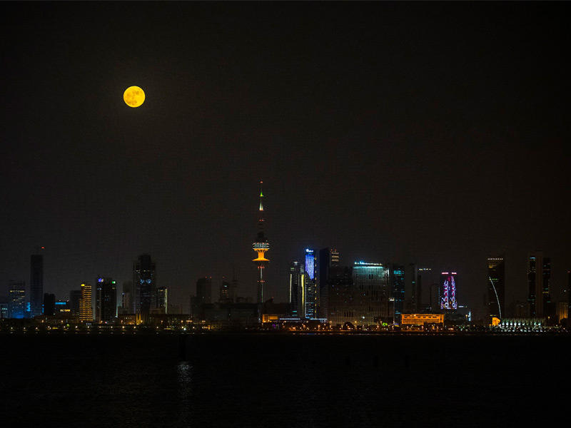 القمر العملاق في سماء الكويت (تصوير: عبدالمجيد الشطي)