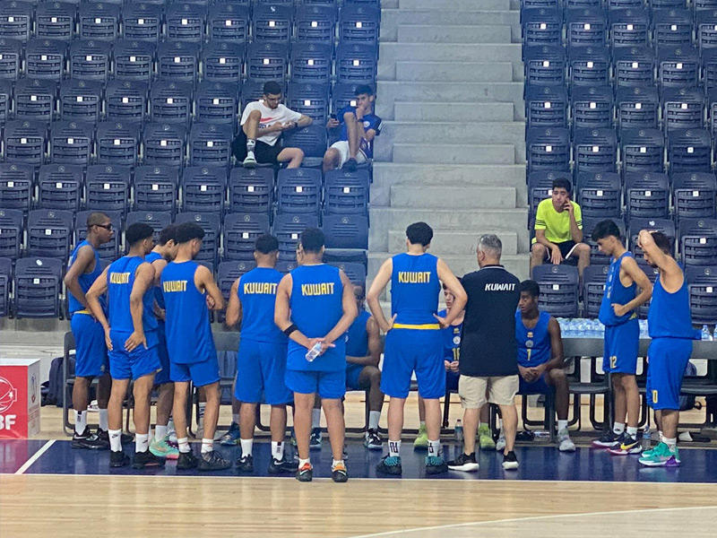 المدرب يوجه شباب السلة