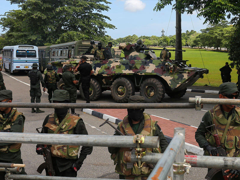قوة عسكرية تحرس المدخل المؤدّي إلى مبنى البرلمان في كولومبو  (أ ف ب)