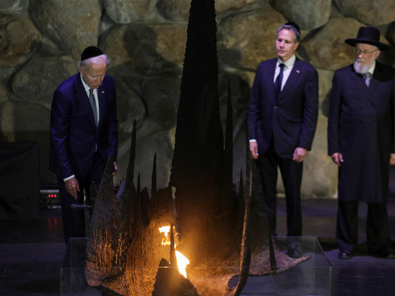 بايدن في مجمع ياد فاشيم لإحياء ذكرى المحرقة بالقدس أمس الأول (رويترز)