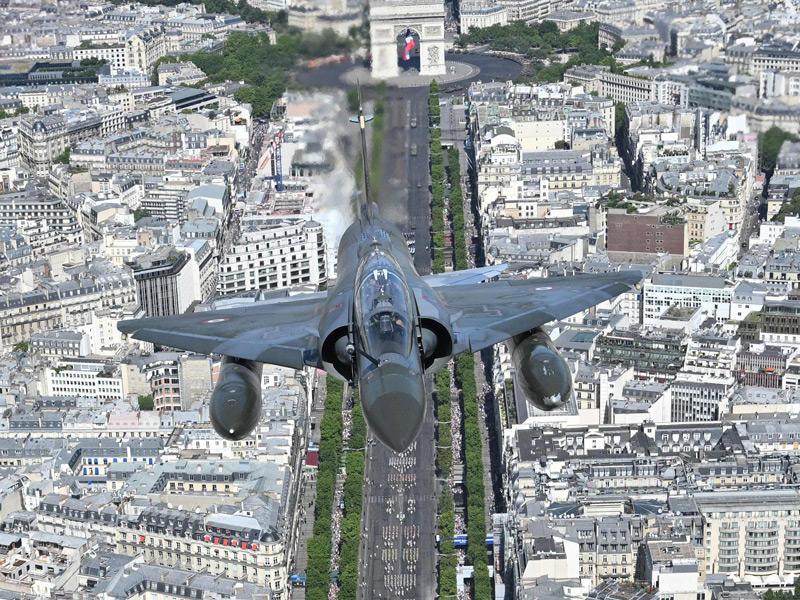 ميراج 2000 تحلّق فوق باريس خلال مشاركتها في العرض العسكري t(أ ف ب)