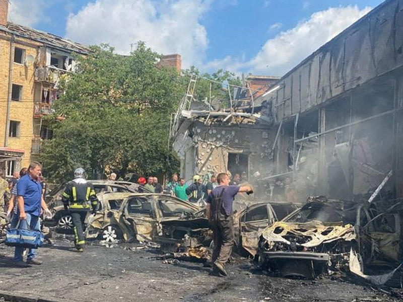 رجال إطفاء بموقع تعرّض لقصف روسي في فينيتسا  (رويترز)