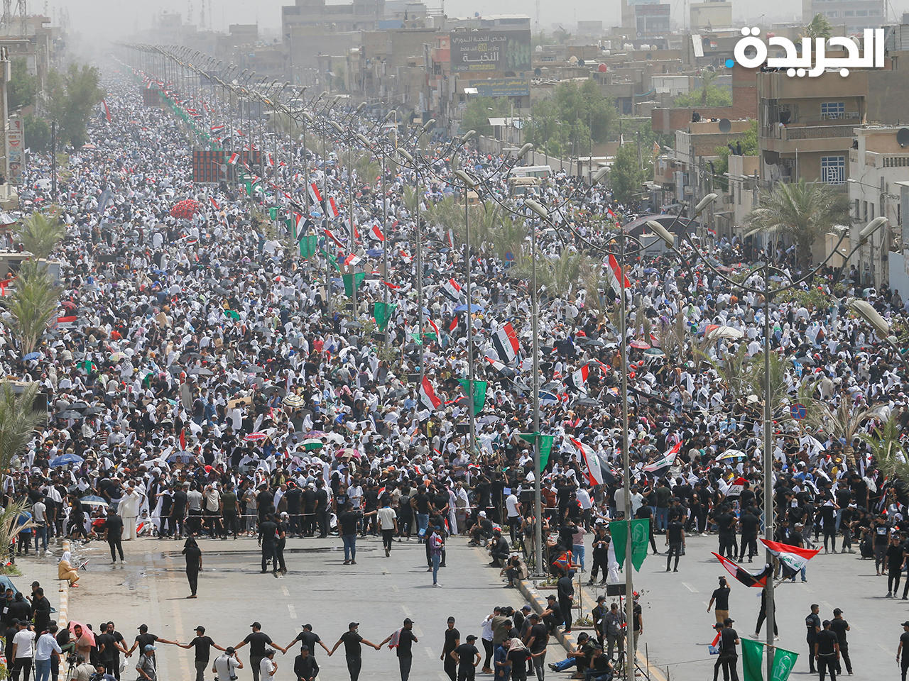 أنصار الزعيم الشيعي مقتدى الصدر خلال أداء صلاة الجمعة الموحدة