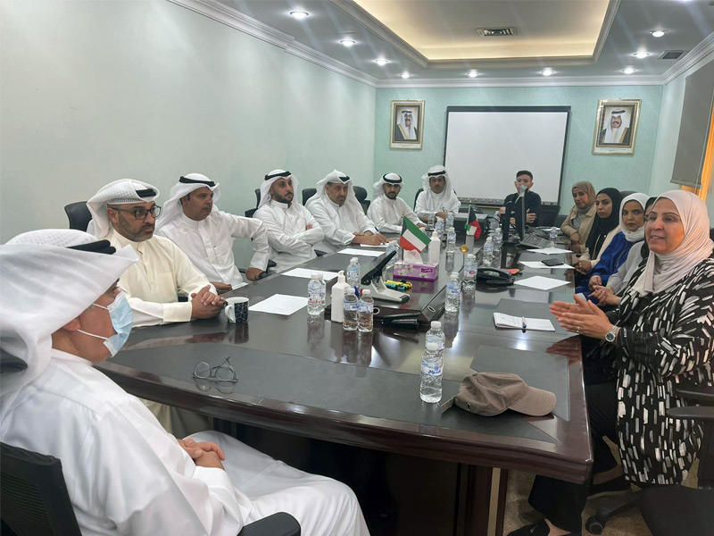 وزير الصحة خلال اجتماعه مع إدارة المستودعات أمس