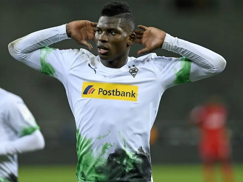  المهاجم السويسري الدولي بريل إمبولو