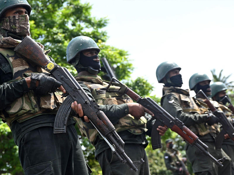 عناصر أمنية تؤمن حماية البرلمان في كولومبو  (أ ف ب)