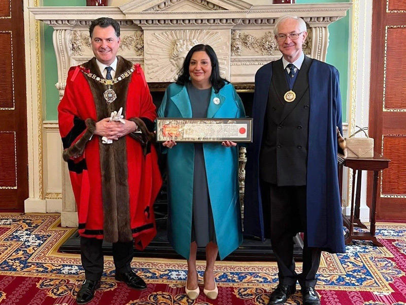 دلال الحميضي مع عمدة الحي المالي لمدينة لندن