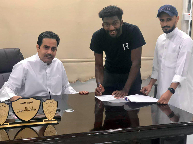  نجم الفريق الأول لكرة القدم بالنادي ضاحي الشمري يوقع عقده بحضور  أمين السر العام بالنادي ومدير جهاز الكرة خلف السهو ومدير الفريق محمد مجبل