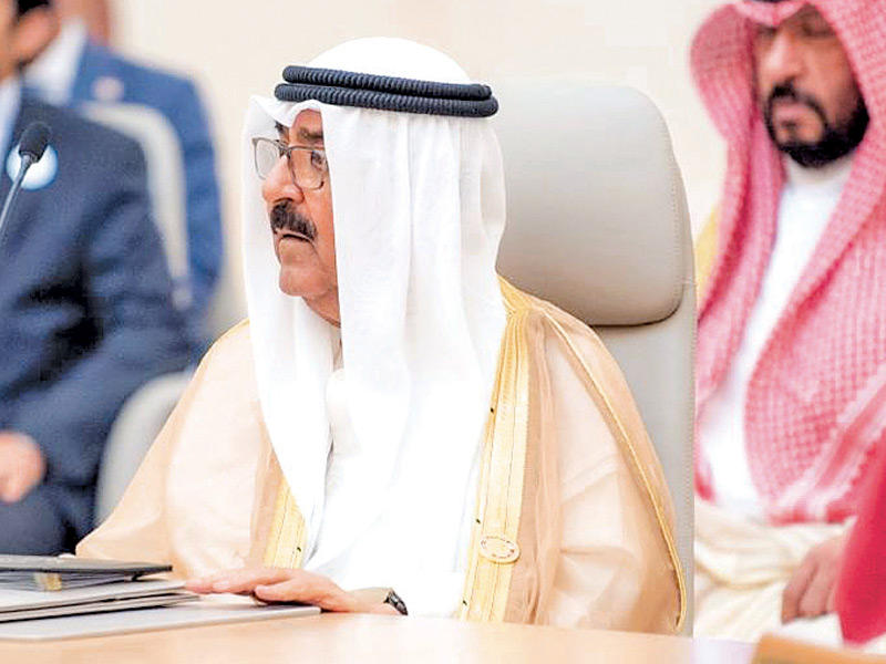 سمو ولي العهد الشيخ مشعل الأحمد ملقياً كلمته خلال القمة أمس 