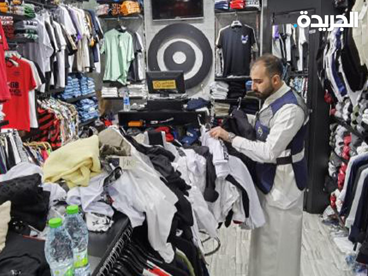 أحد عناصر فريق الطوارئ التابع لوزارة التجارة أثناء حصر المنتجات المقلدة