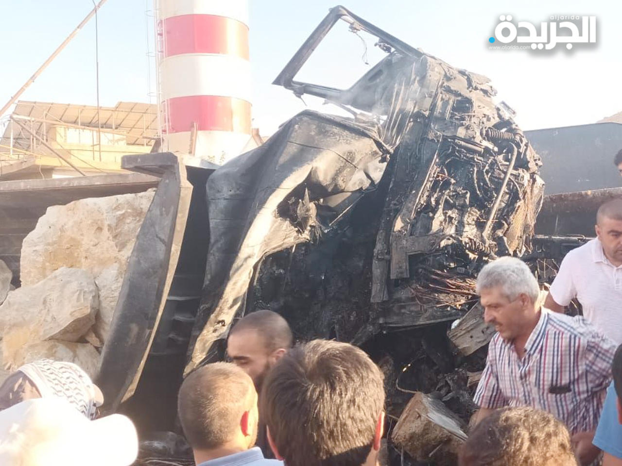 اجتياح شاحنة محملة بالصخر عدداً من السيارات في بلدة عرسال