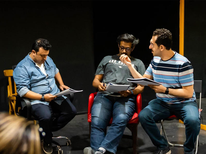 المخرج نصار النصار أثناء البروفة