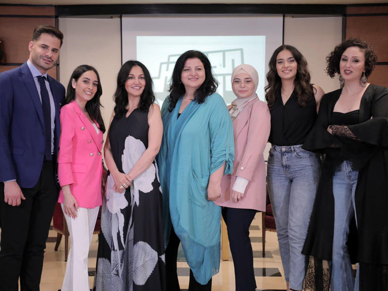 النجمة جاهدة وهبي والإعلامية رانيا برغوت مع طلاب «الجوهر»