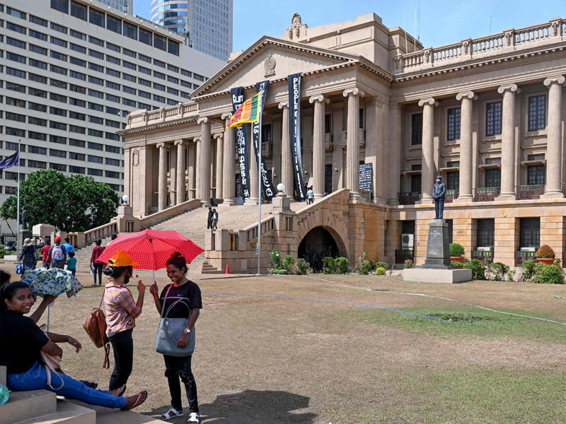 مدنيون قرب مقرّ الأمانة الرئاسية في كولومبو  (أ ف ب)