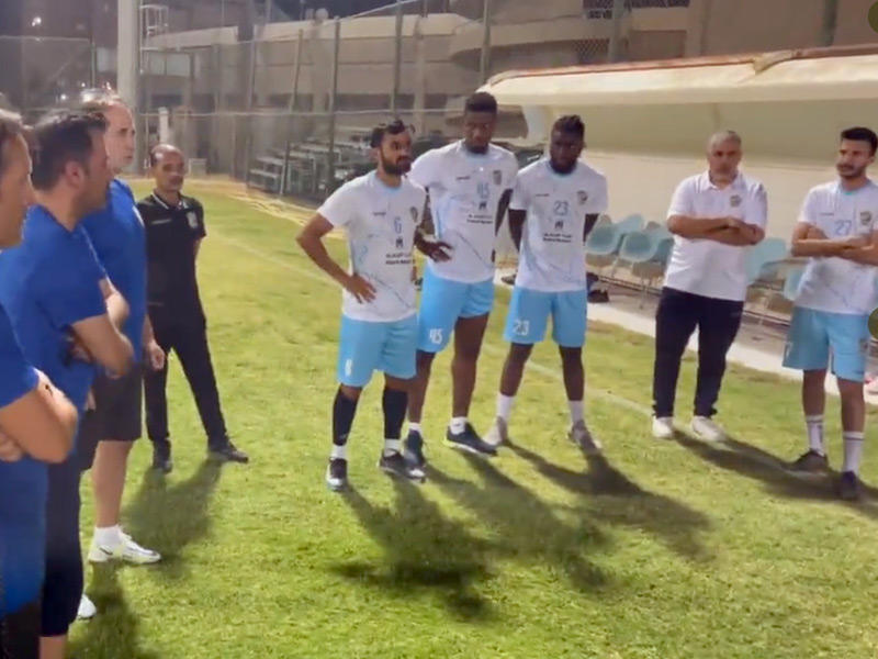 لاعبو السالمية يتلقون التوجيهات من المدرب خلال التمرين