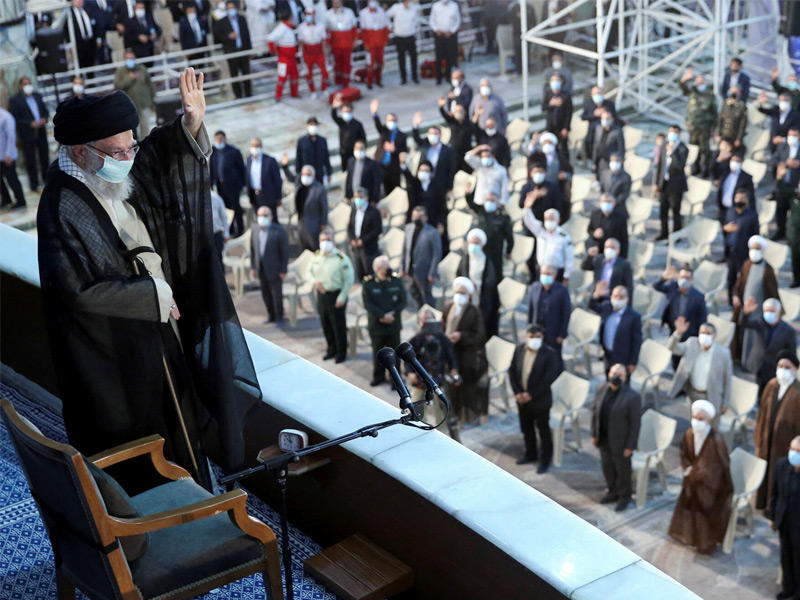 المرشد الإيراني الأعلى علي خامنئي يحيي الحضور لدى وصوله إلى ضريح الخميني في طهران (رويترز).jpg