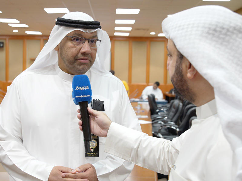 علي اليعقوب متحدثاً إلى الزميل فهد الرمضان