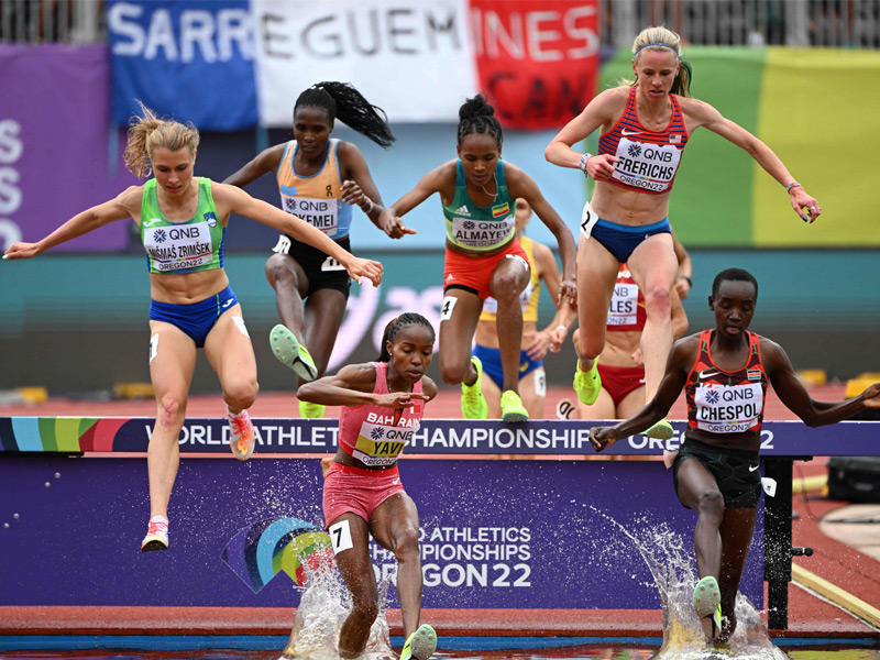 البحرينية وينفريد خلال منافسات 3 آلاف متر موانع