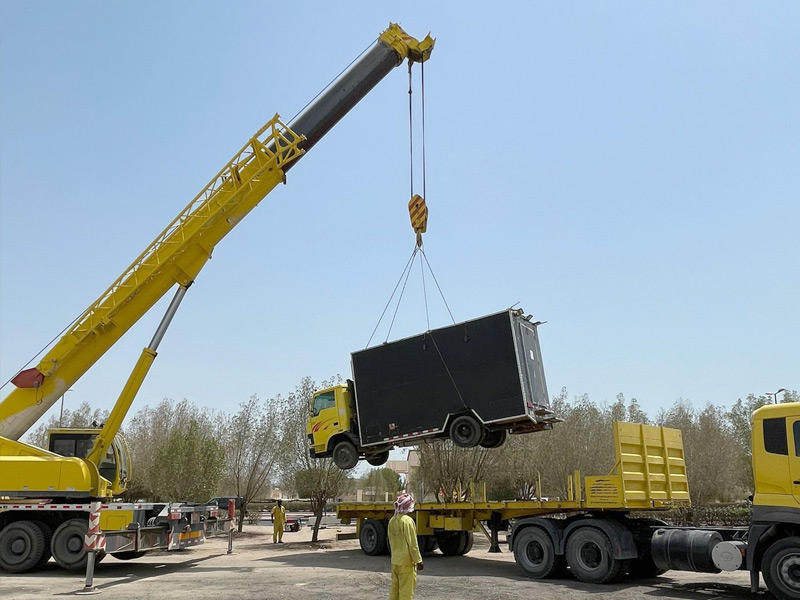 جانب من رفع العربات المتنقلة في «مبارك الكبير»