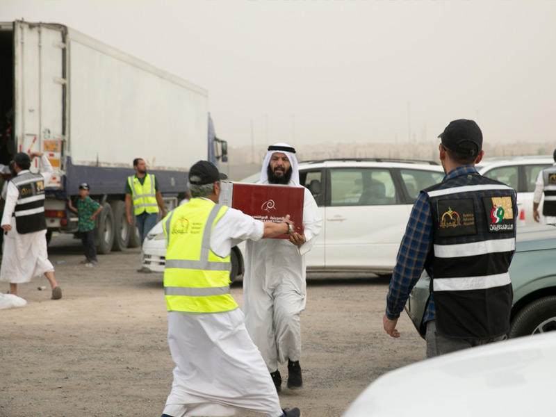 جانب من توزيع جمعية الهداية الخيرية لحوم الأضاحي