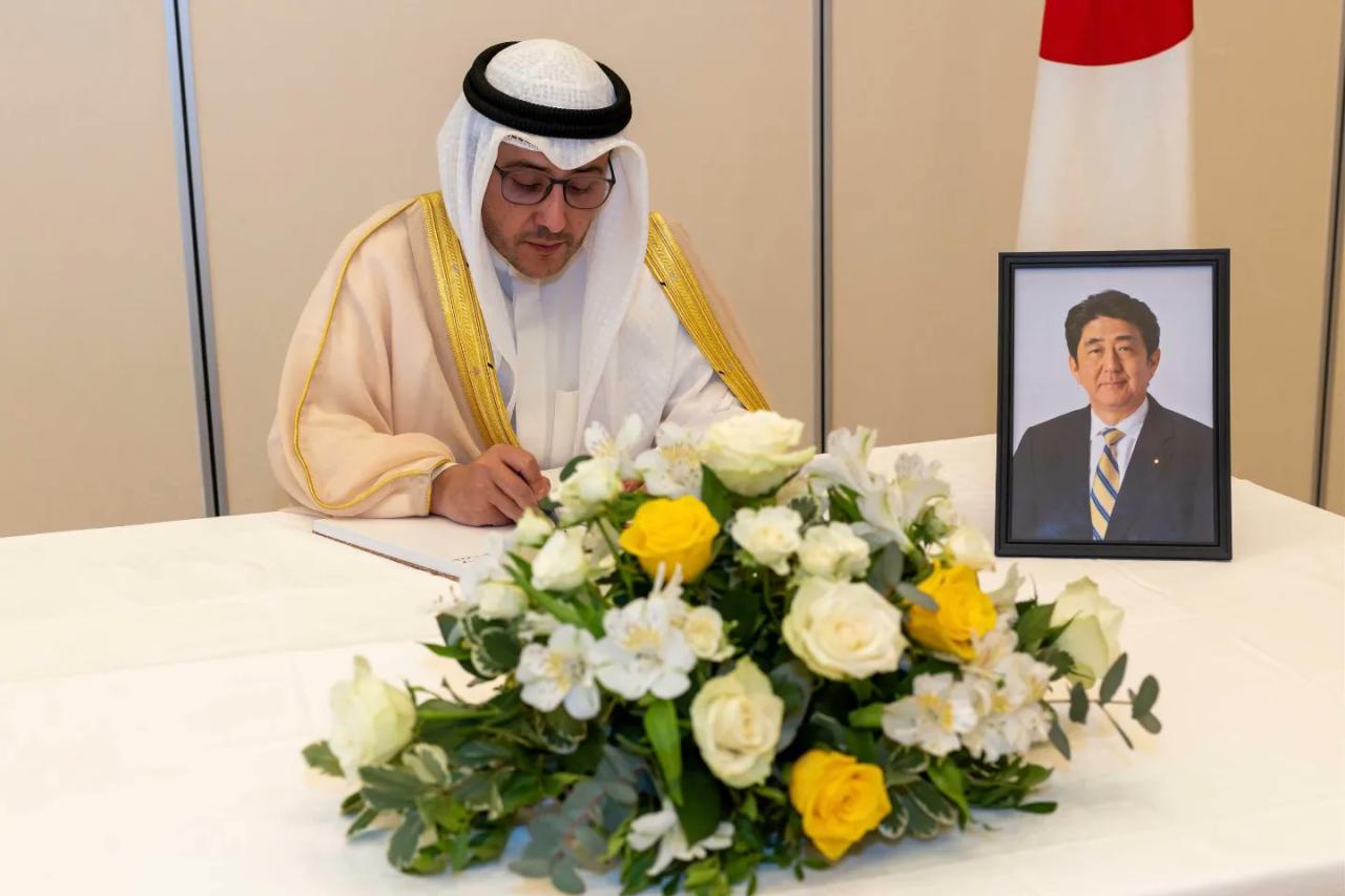 وزير الخارجية الشيخ د. أحمد الناصر خلال تدوين كلمة في سجل التعازي بمقر سفارة اليابان لدى البلاد