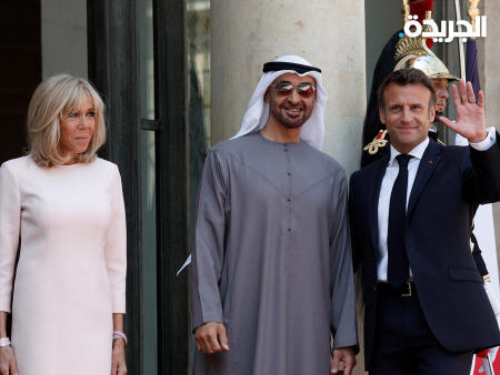 محمد بن زايد متوسطاً ماكرون وزوجته