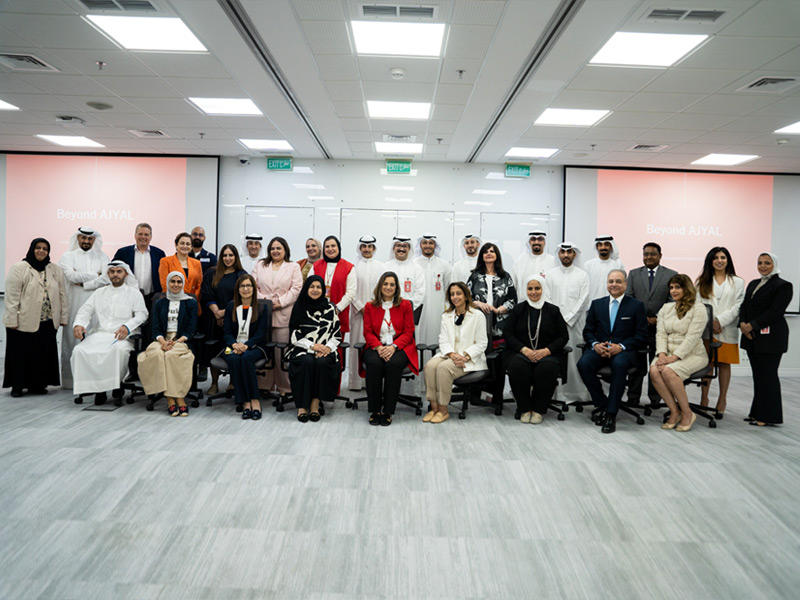 صورة جماعية مع الخريجين