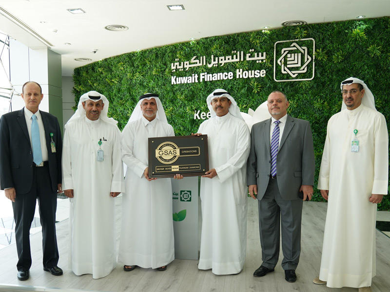 رئيس مجلس إدارة المنظمة الخليجية للبحث والتطوير د. يوسف الحر مسلماً الشهادة للرئيس التنفيذي لمجموعة «بيتك» بالتكليف - عبدالوهاب الرشود بحضور مسؤولين من «بيتك»