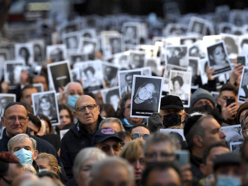 أقارب ضحايا اعتداء استهدف الجالية اليهودية في الأرجنتين يحيون، أمس، الذكرى الـ28 للهجوم الذي أسفر عن مقتل 85 شخصاً في بوينس آيرس  (أ ف ب)