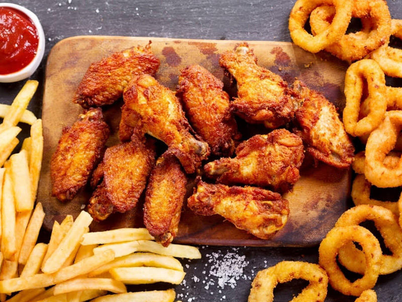 طبق من الاجنحة والبطاطس المقلية 