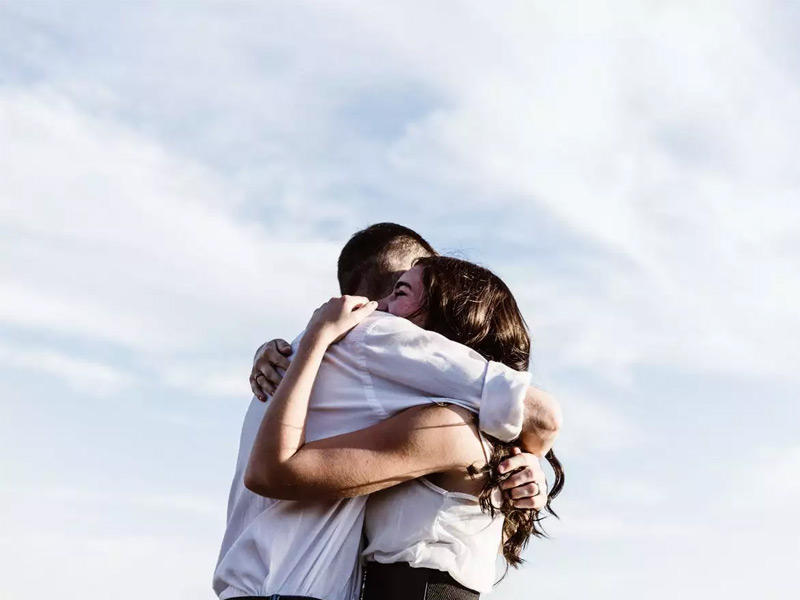 هندي في بريطانيا يعالج الناس «بالحضن» مقابل 75 جنيهاً