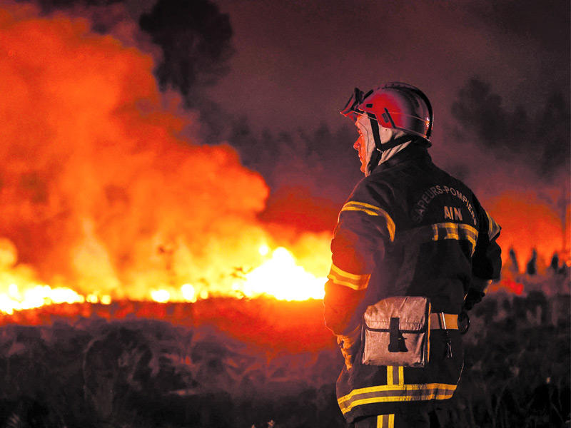 رجل الاطفاء يكافح النيران