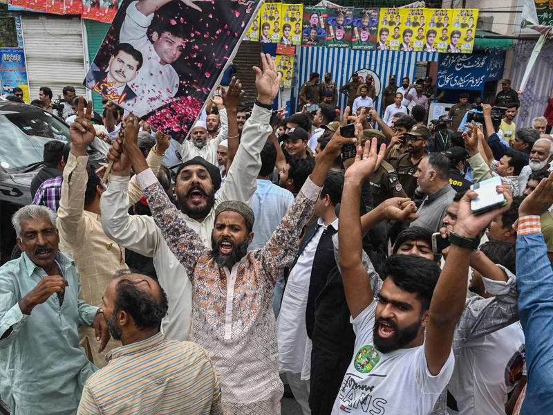  مؤيدو رئيس الوزراء عمران خان 