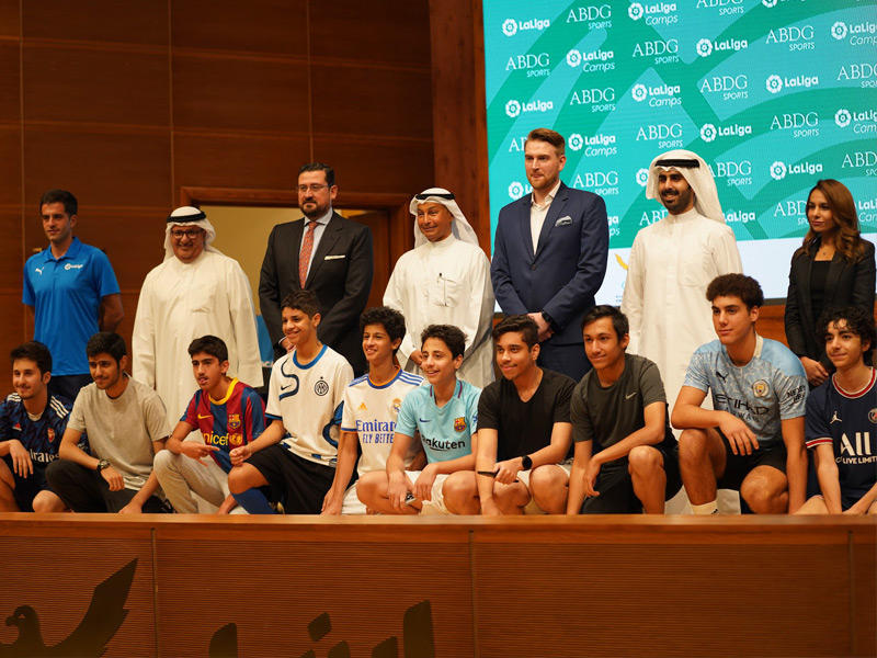 السفير الإسباني والمسلم والمري يتوسطون الطاقم الفني واللاعبين