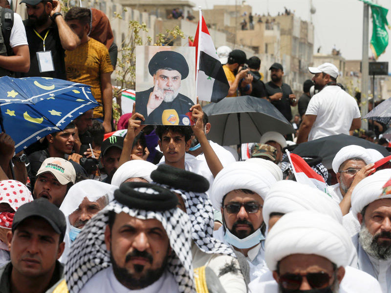 أنصار الصدر في صلاة الجمعة الموحدة (رويترز)