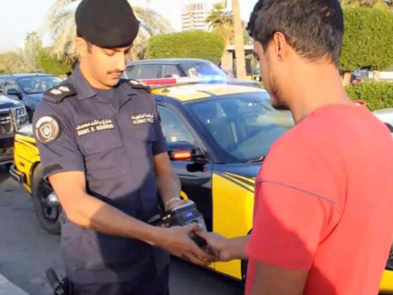 استخدام جهاز البصمة المتنقل لتحديد هوية المطلوبين والمخالفين