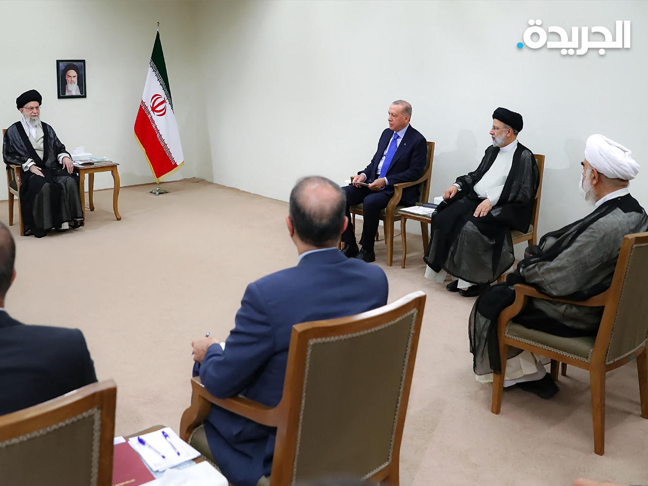 المرشد الأعلى في إيران علي خامنئي مستقبلاً الرئيس التركي رجب طيب أردوغان بحضور رئيس الجمهورية الإيرانية إبراهيم رئيسي (رويترز)