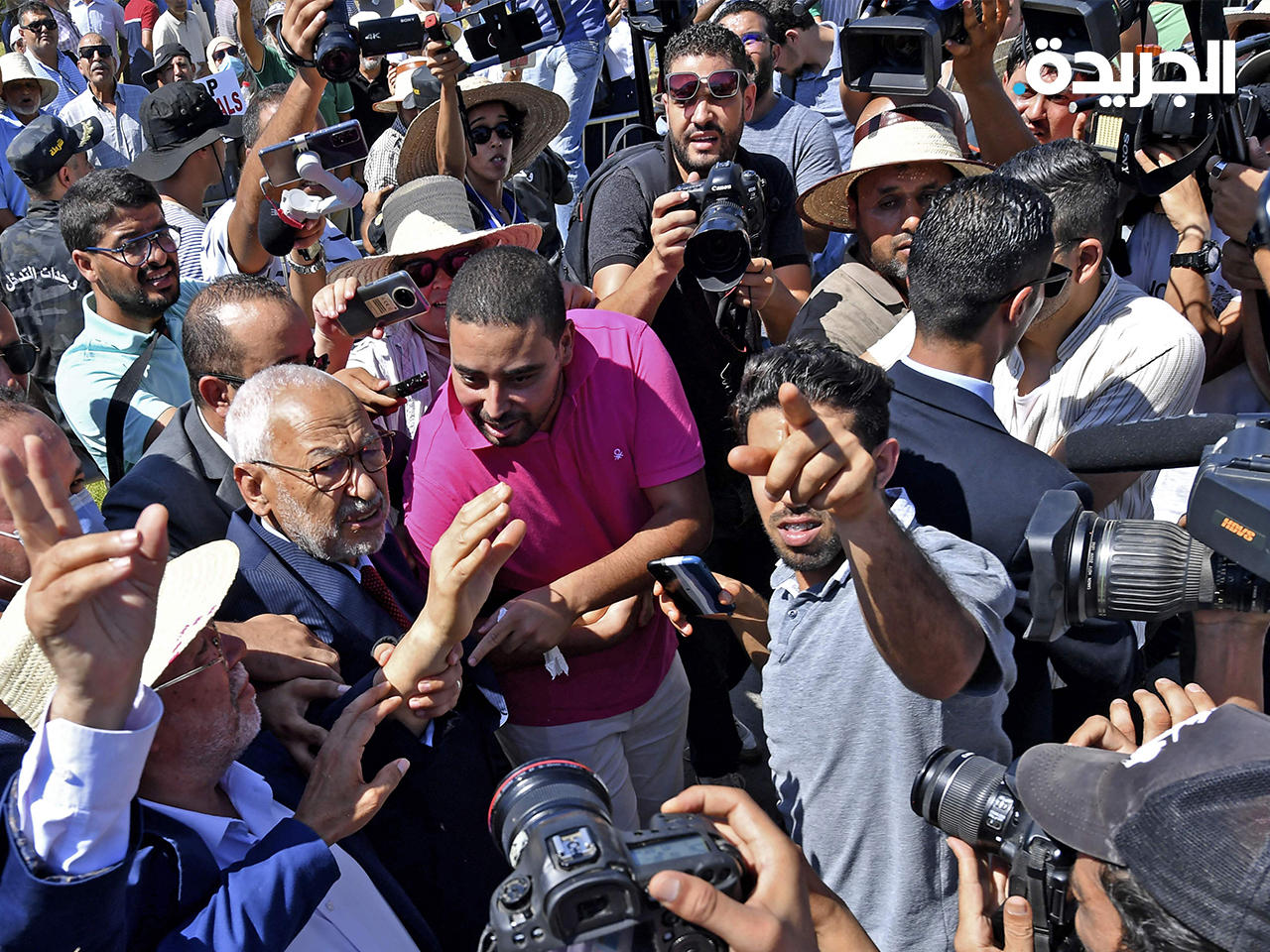 راشد الغنوشي محاطاً بأنصاره قبل دخوله قاعة المحكمة للتحقيق معه