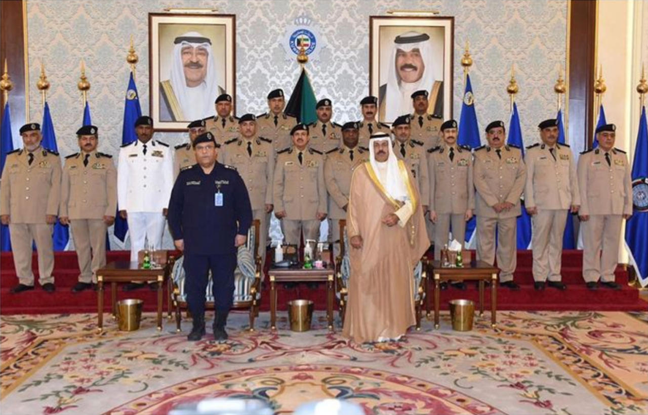 النواف في صورة جماعية مع المرقين إلى رتبهم الجديدة