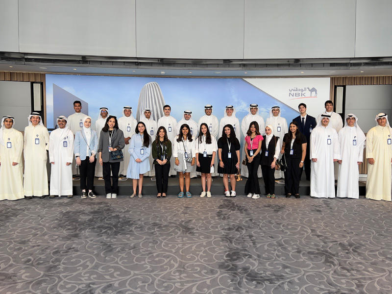 الطلاب والطالبات المشاركون في البرنامج