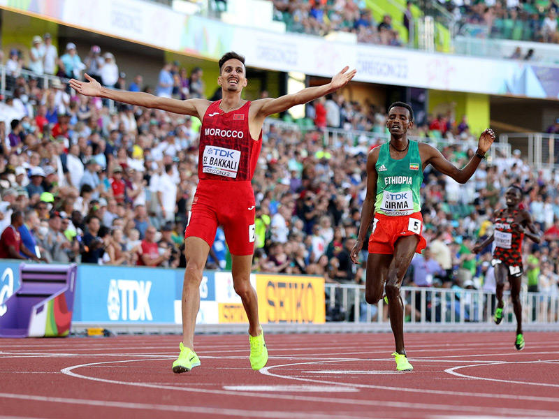 لحظة فوز المغربي سفيان البقالي