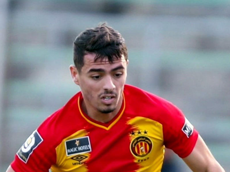 المدافع الدولي الجزائري إلياس شتي