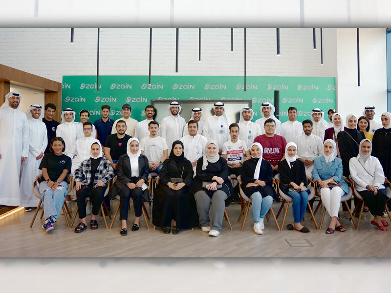 مسؤولو «زين» و«H&S Store» يتوسطون الطلاب والطالبات