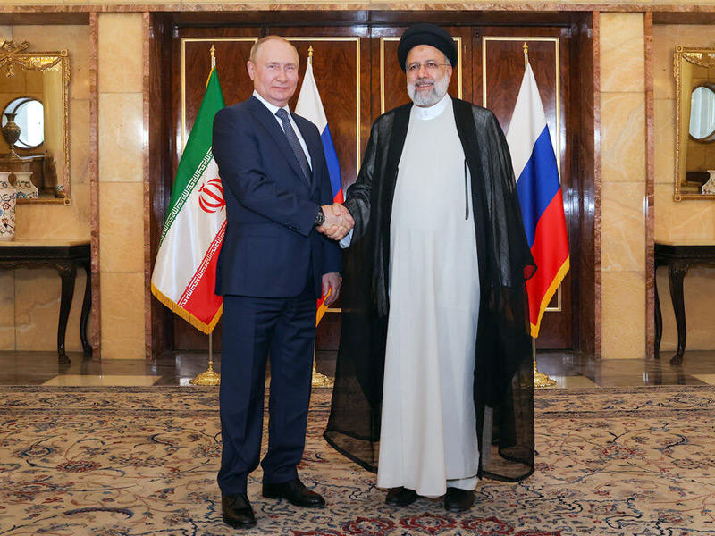 رئيسي مصافحاً بوتين لدى استقباله في قصر سعد آباد بطهران أمس (إرنا)
