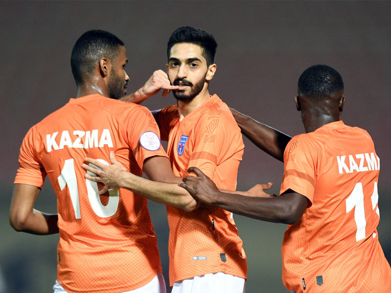 الخالدي يتوسط زملاءه في لقاء سابق