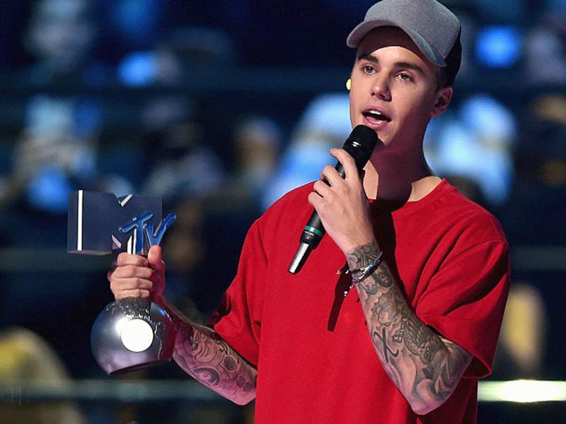 النجم جاستن بيبر