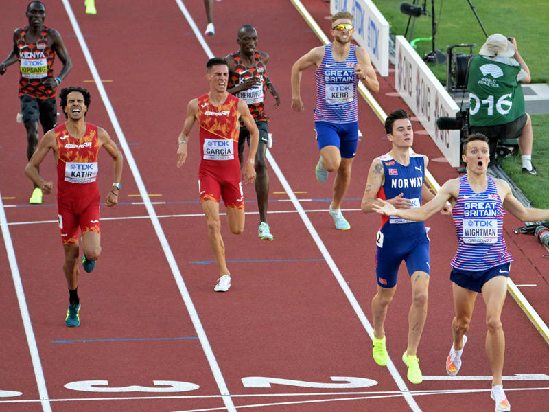 لحظة فوز البريطاني وايتمان بسباق 1500م