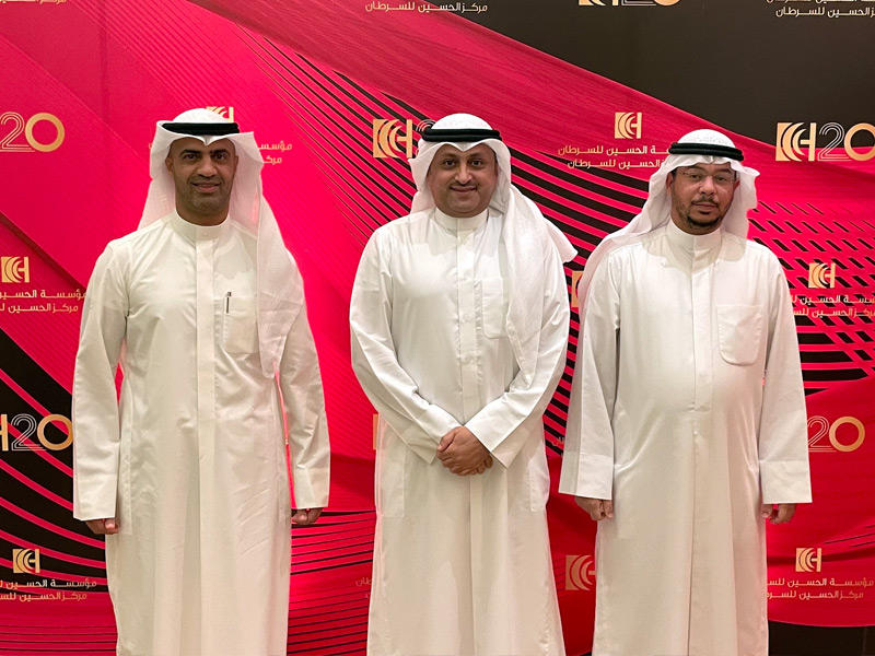 المدير التنفيذي للإعلام والعلاقات الحكومية في «بيتك»- محمد الفارس متوسطاً عبدالله السيف وعبدالرحمن المعتوق خلال الاحتفالية