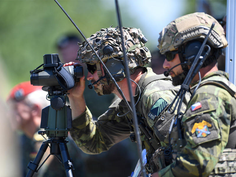 رماية مدفعية لحلف الأطلسي وشركائه في غرافنوهر بألمانيا  (رويترز)